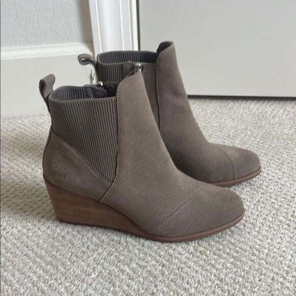 NWT TOMS  Diana Women's Taupe Wedge Ankle Boots - Picture 1 of 8